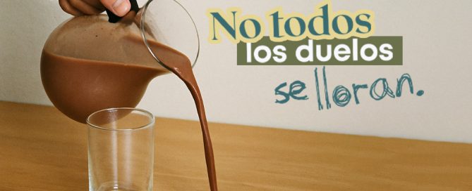 Mujer reflexionando mientras enfrenta el duelo invisible
